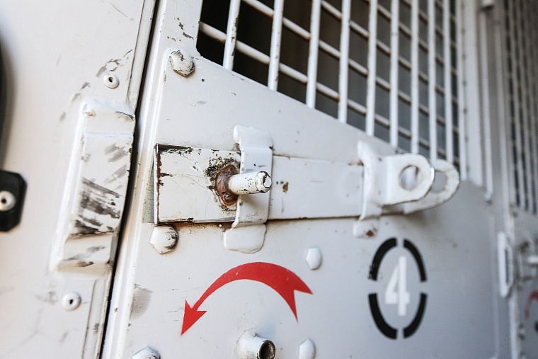 Тюменские конвоиры показали, как устроен автозак