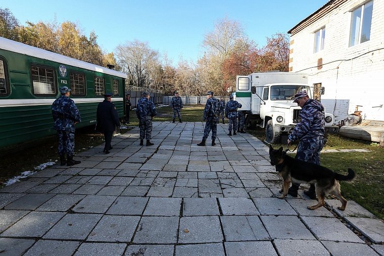 Тюменские конвоиры показали, как устроен автозак