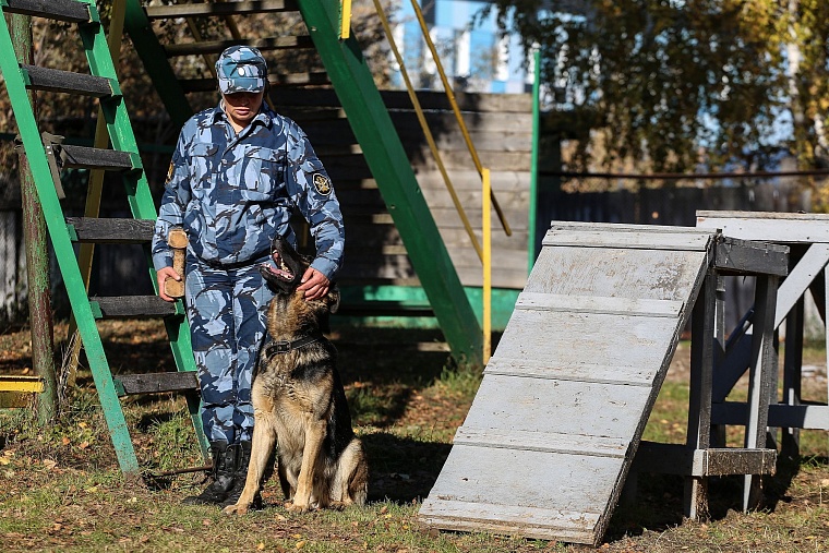 Тюменские конвоиры показали, как устроен автозак