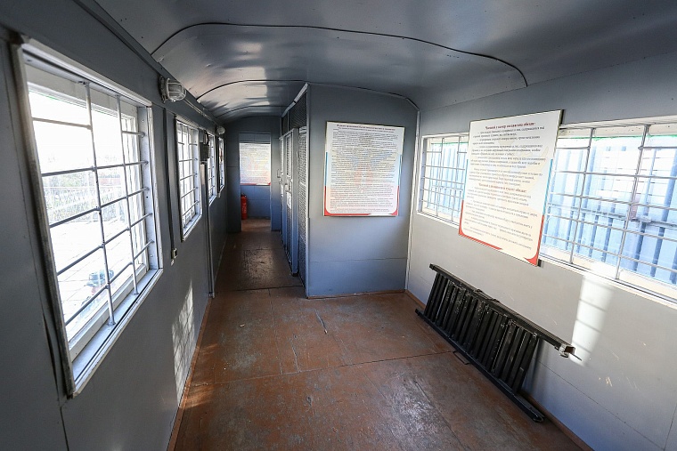 Тюменские конвоиры показали, как устроен автозак