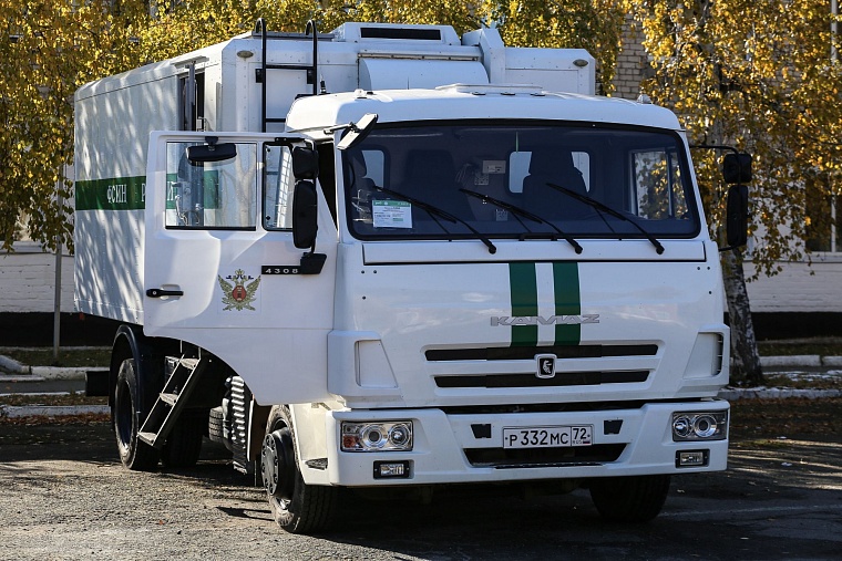 Тюменские конвоиры показали, как устроен автозак