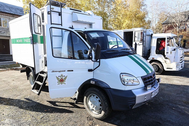 Тюменские конвоиры показали, как устроен автозак