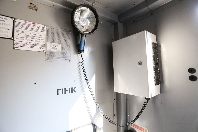 Тюменские конвоиры показали, как устроен автозак