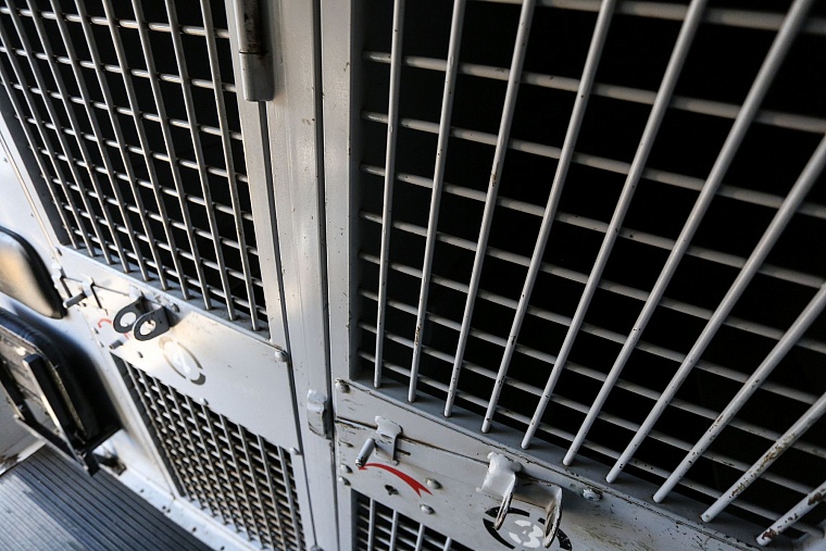 Тюменские конвоиры показали, как устроен автозак