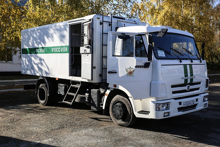 Тюменские конвоиры показали, как устроен автозак