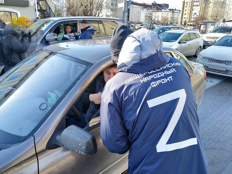 В Тюмени автомобилистам раздавали наклейки в виде буквы "Z"