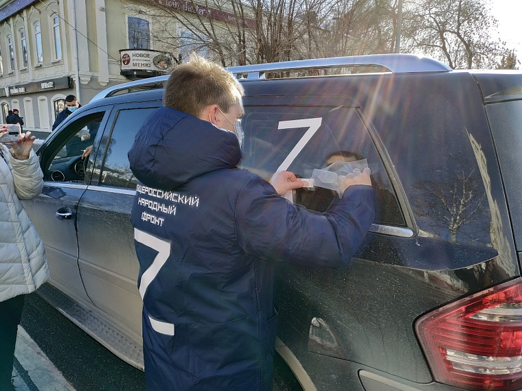 В Тюмени автомобилистам раздавали наклейки в виде буквы "Z"