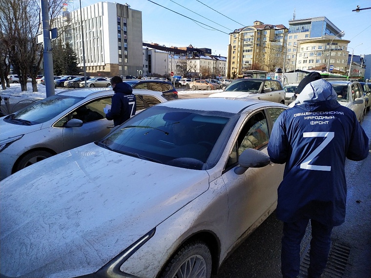 В Тюмени автомобилистам раздавали наклейки в виде буквы "Z"