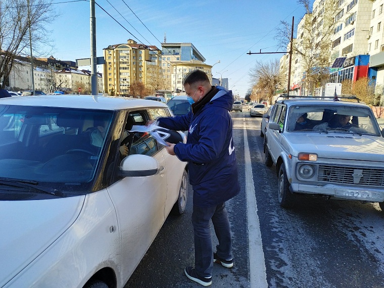 В Тюмени автомобилистам раздавали наклейки в виде буквы "Z"