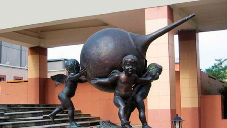 Памятник клизме на Ставрополье занял второе место в рейтинге самых смешных скульптур России