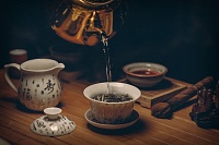 Фарфоровая посуда и вода из-под фильтра: тюменцам рассказали, как сделать вкусный чай