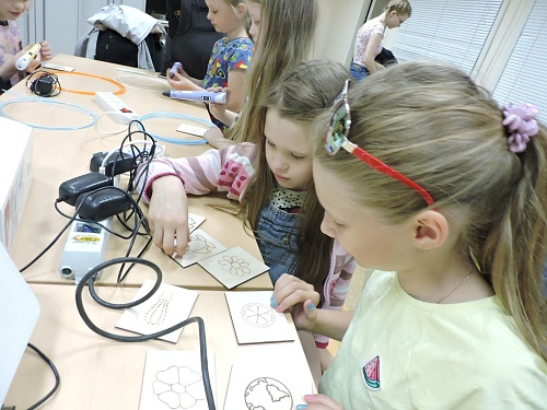 Тысяча книг, веселый паяльник и трехмерная ручка