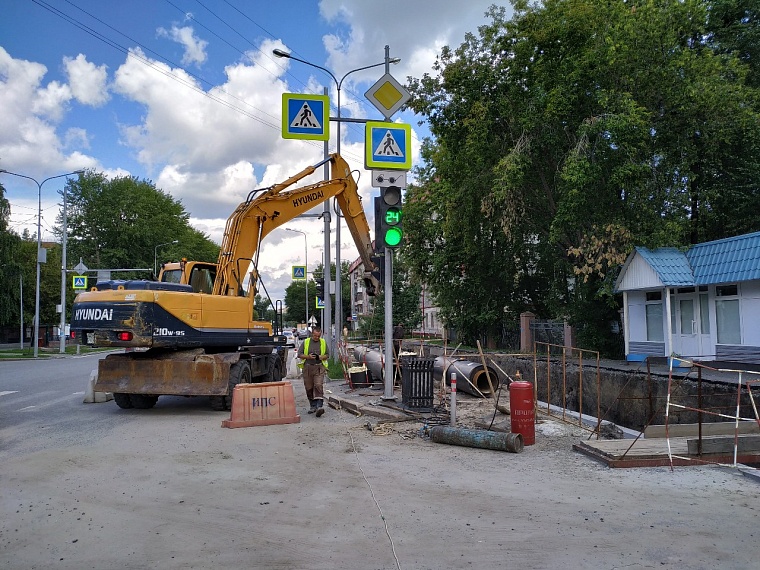 Из-за ремонта теплосетей в Тюмени дорога в детский сад пролегает по проезжей части
