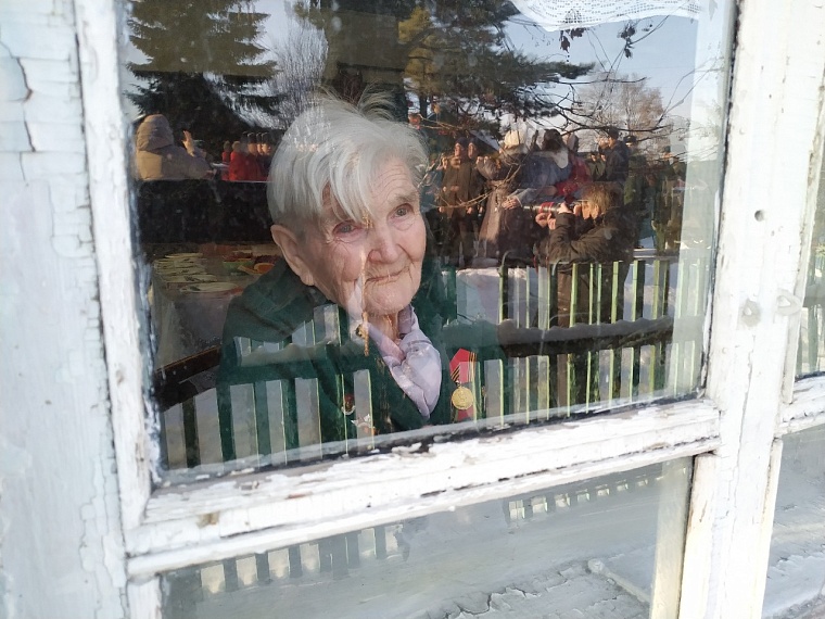 Ветерана войны из Тюмени Анну Шахтарину поздравили со 100-летним юбилеем