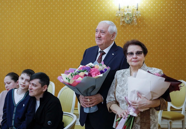 В Тюмени Степан Михайлович и Галина Николаевна Киричуки отметили изумрудную свадьбу