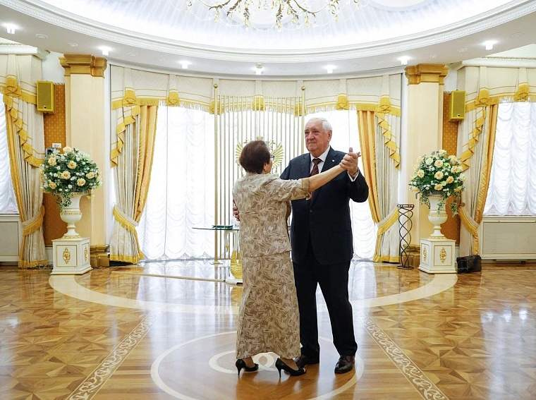 В Тюмени Степан Михайлович и Галина Николаевна Киричуки отметили изумрудную свадьбу