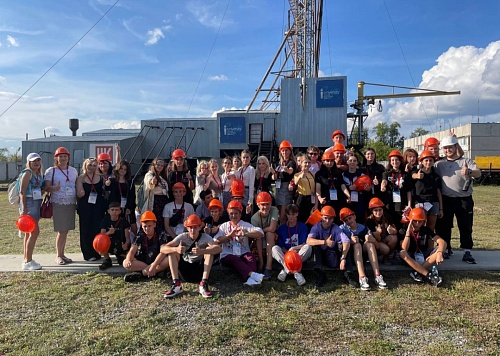 Школьников из Мариуполя в Тюменском районе посвятили в нефтяники