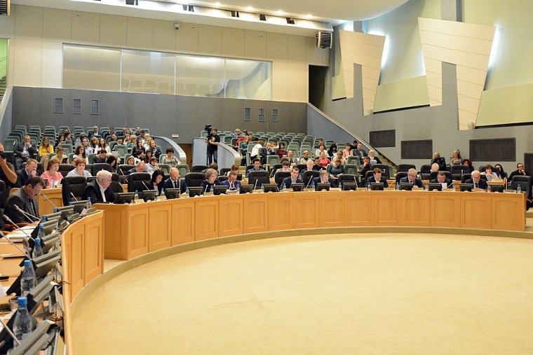 Депутат Виктория Безкровная ушла из гордумы, громко хлопнув дверью... от квартиры