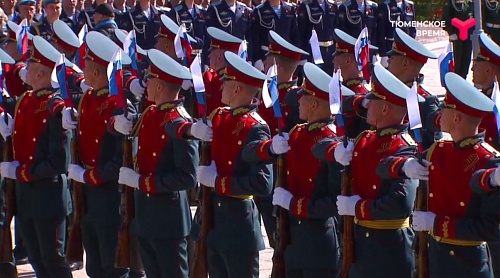 На площади Памяти в Тюмени начался плац-концерт ТВВИКУ