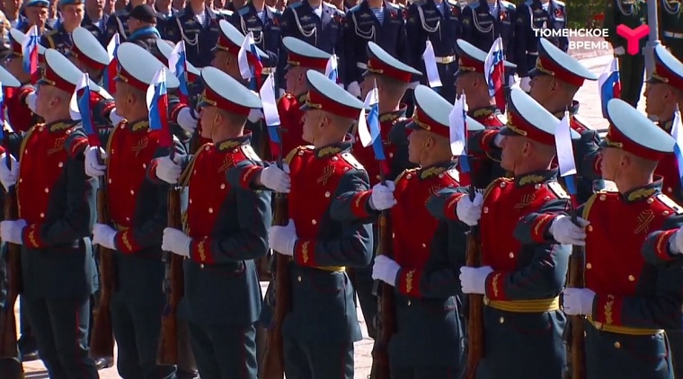 На площади Памяти в Тюмени начался плац-концерт ТВВИКУ
