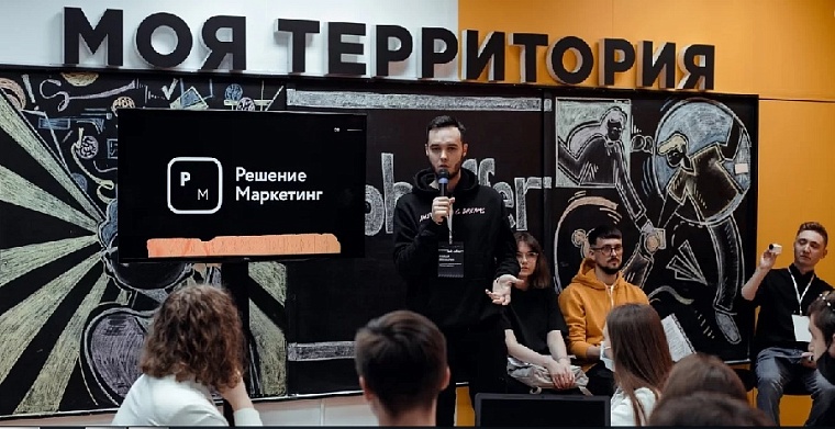 У входа в мультицентр "Моя территория" в Тюмени открылась новая выставка