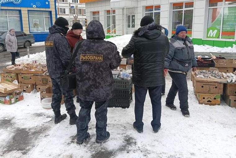 В Тюмени у уличных торговцев изъяли рыбу и выяснили ее происхождение