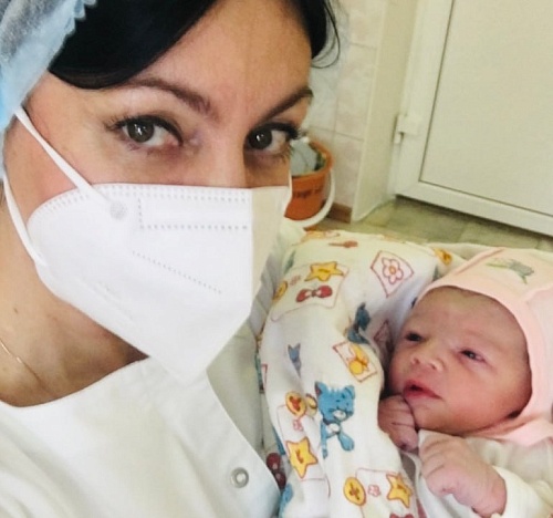 "Мягкое кесарево", которое практикуют в тюменском роддоме №3, позволяет женщине родить максимально естественно