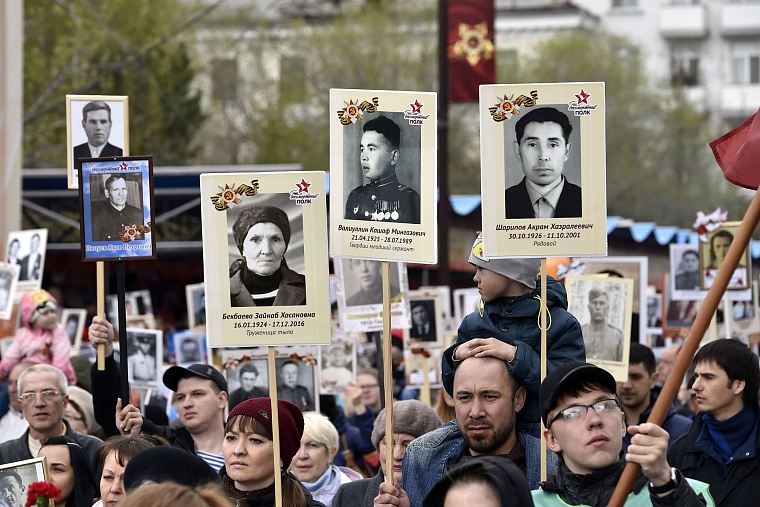 В «Бессмертном полку» в Тюмени прошли 75 тысяч человек