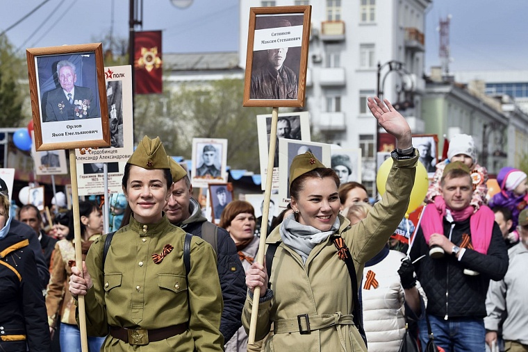В «Бессмертном полку» в Тюмени прошли 75 тысяч человек