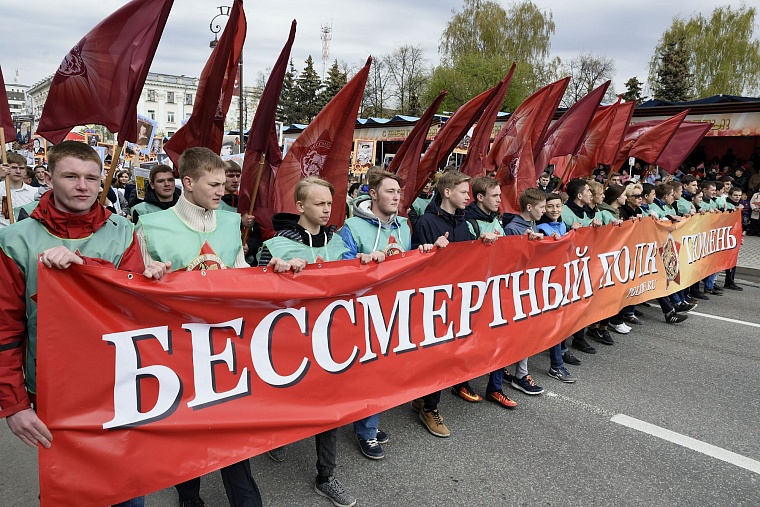 В «Бессмертном полку» в Тюмени прошли 75 тысяч человек