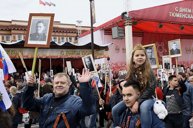 В «Бессмертном полку» в Тюмени прошли 75 тысяч человек
