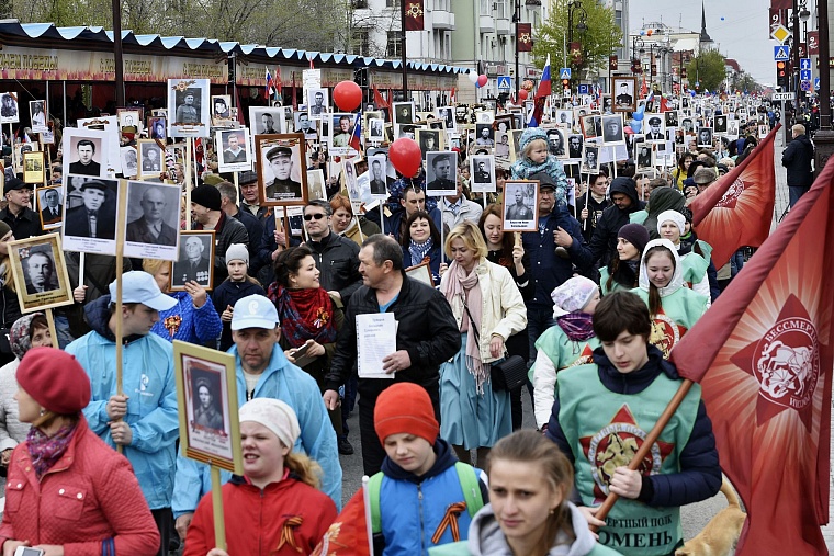 В «Бессмертном полку» в Тюмени прошли 75 тысяч человек