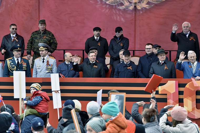 В «Бессмертном полку» в Тюмени прошли 75 тысяч человек