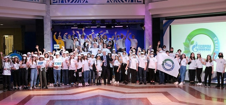 Общее фото организаторов и участников экологических отрядов ООО «Газпром добыча Уренгой».