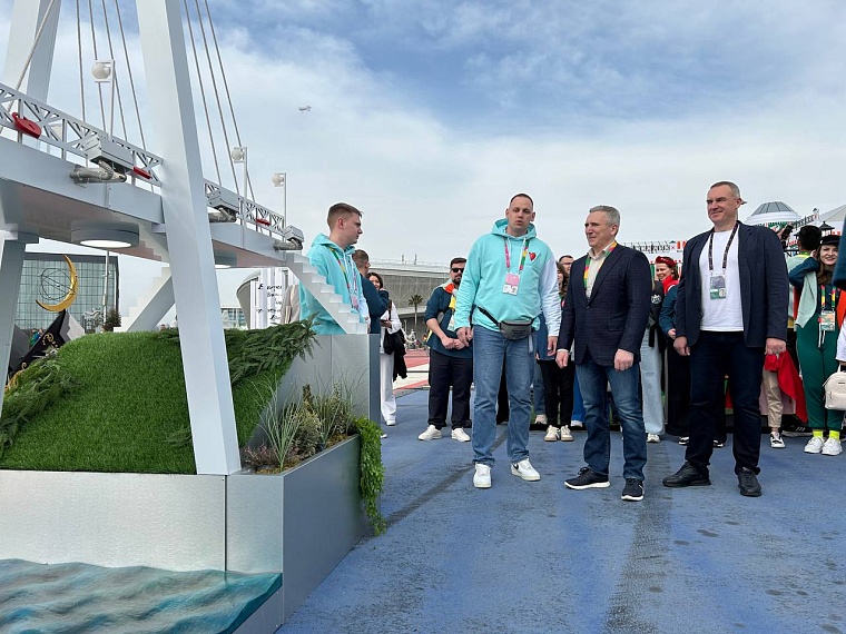 Макет моста Влюбленных представляет Тюменскую область на ВМФ-2024
