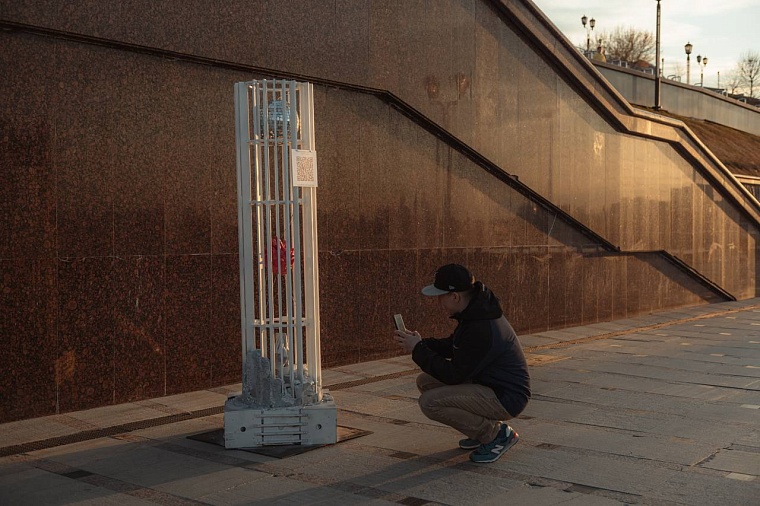 Смартфон в ладонях: на набережной Туры появился новый арт-объект