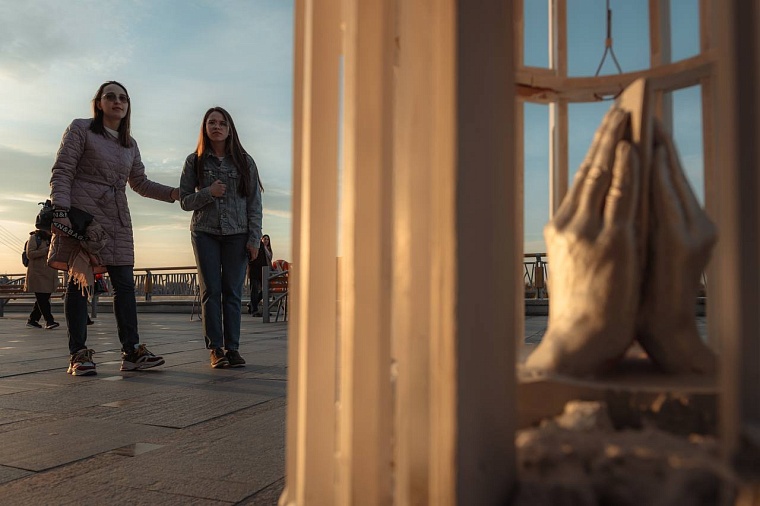 Смартфон в ладонях: на набережной Туры появился новый арт-объект