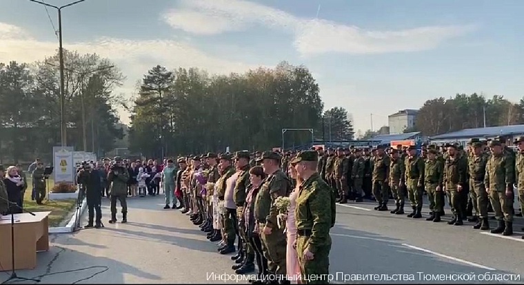 В Тюмени мобилизованных женили на полигоне ТВВИКУ под звуки оркестра