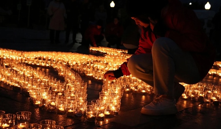 В поселке Боровском сложили "огненную картину войны"