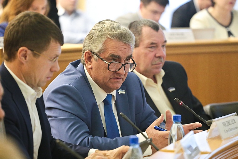 Депутатам рассказали об очереди на ремонт