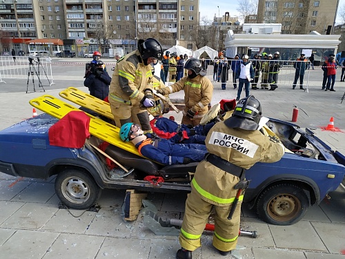 На площади 400-летия Тюмени режут вазовскую "классику"