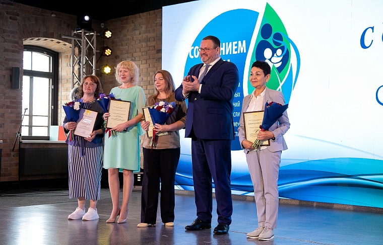 Соцработников региона поздравил министр труда и социальной защиты РФ Антон Котяков