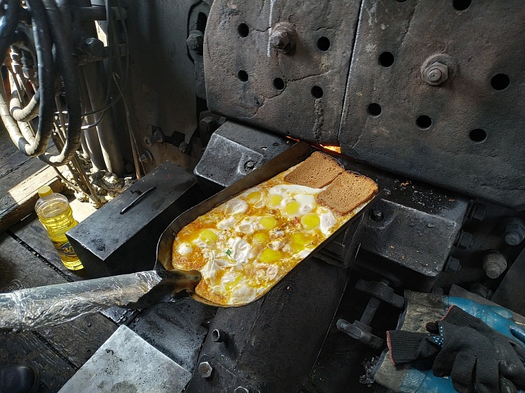 В топке "Эшелона Победы" приготовили фронтовую яичницу