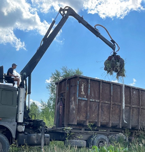 В районе аэропорта Рощино начали расчищать несанкционированные свалки