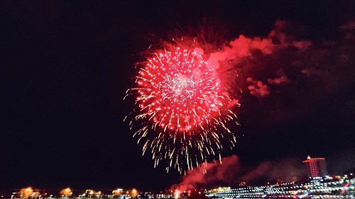 На тюменской набережной прошёл салют, посвящённый 1 Мая