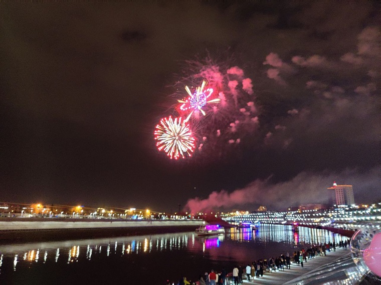 На тюменской набережной прошёл салют, посвящённый 1 Мая