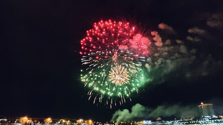 На тюменской набережной прошёл салют, посвящённый 1 Мая