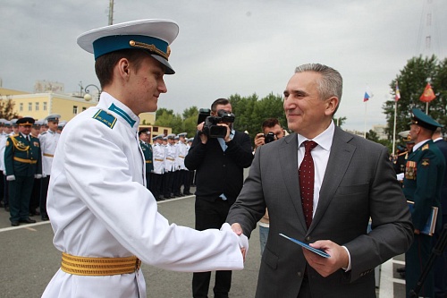 Наши орлы! - Александр Моор вручил аттестаты выпускникам кадетского училища