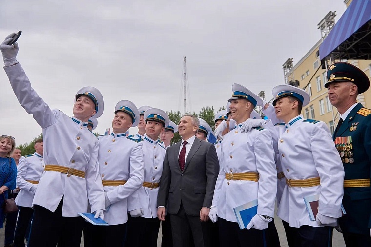 Наши орлы! - Александр Моор вручил аттестаты выпускникам кадетского училища