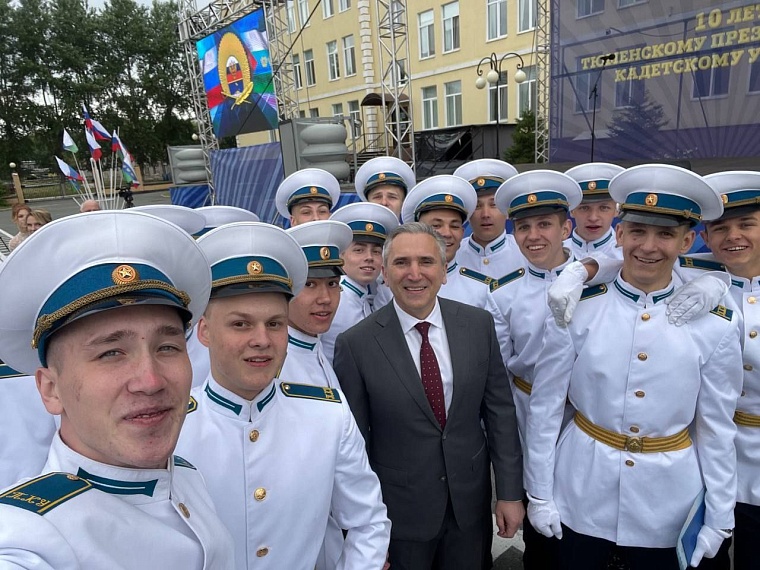 Наши орлы! - Александр Моор вручил аттестаты выпускникам кадетского училища
